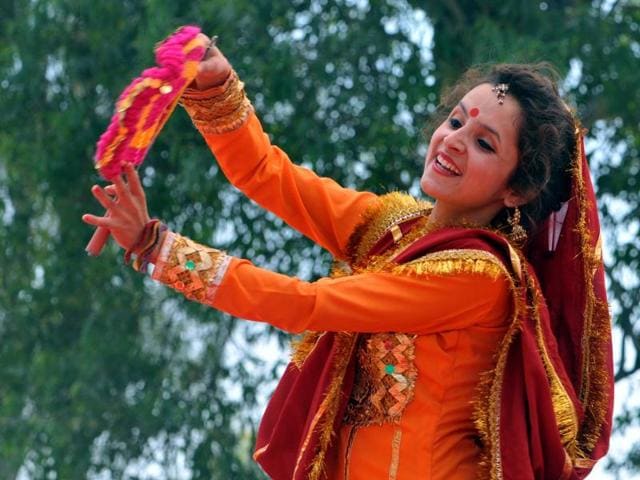 Artists performing Gidha while celebrating Baisakhi festival at International Border, Suchetgarh near Jammu on Wednesday. (Nitin Kanotra/HT)