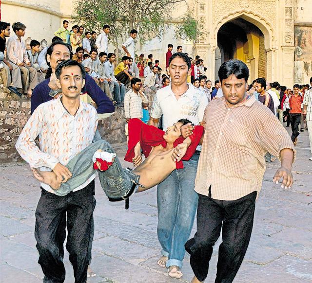 On Sept 30, 2008, 224 pilgrims died at Chamunda Devi temple in Jodhpur after falling off the narrow pathway on a hillock. (PTI file photo)