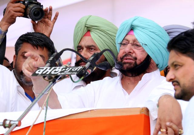 Punjab Pradesh Congress Committee president Captain Amarinder Singh addressing a gathering during conference on Baisakhi in Talwandi Sabo on Wednesday.(Sanjeev Kumar/HT Photo)