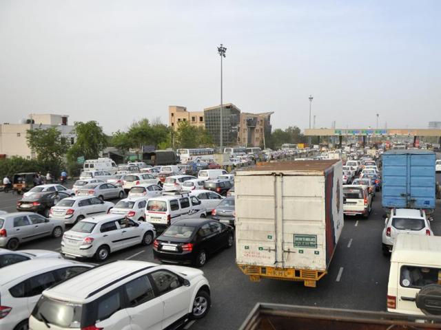 Gurgaon, which is struggling with traffic congestion, hopes that the car rationing scheme will help cut traffic on the city roads. (Parveen Kumar/HT Photo) Gurgaon, which is struggling with traffic congestion, hopes that the car rationing scheme will help cut traffic on the city roads. (Parveen Kumar/HT Photo)