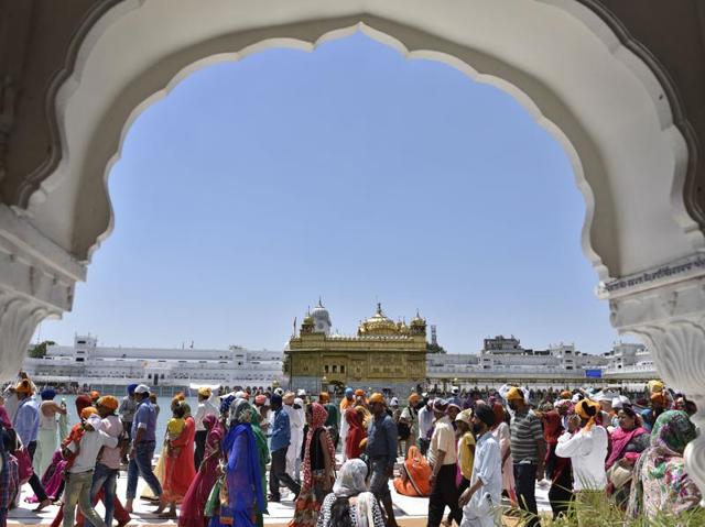 Devotees at Golden Temple to celebrate Baisakhi. (Gurpreet Singh/HT)