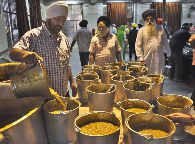 Devotees distributing ‘Langar’ during the Baisakhi celebration at Gurudwara Dukhniwaran Sahib, Field Gung in Ludhiana on Wednesday. (Sikander Singh Chopra/HT Photo)