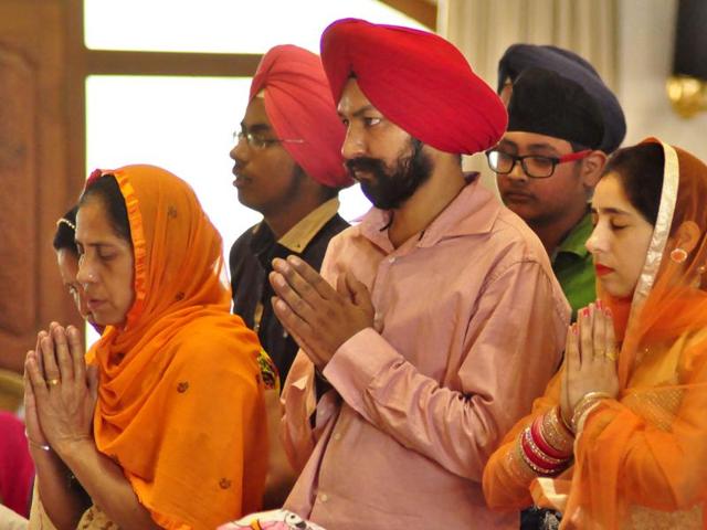 Devotees offering prayer during the Baisakhi celebration at Gurudwara Dukhniwaran Sahib, Field Gung in Ludhiana on Wednesday. (Sikander Singh Chopra/HT Photo)