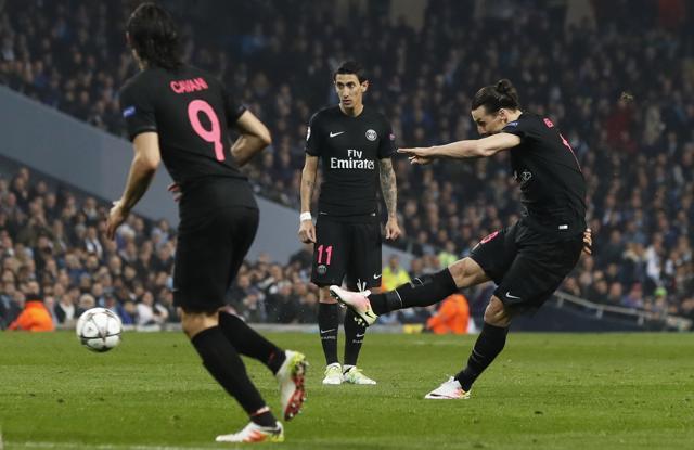 PSG's Zlatan Ibrahimovic shoots a free kick. (Reuters Photo)