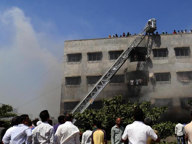 Rescue operations in progress at Rahat Manzil in Bhiwandi on Tuesday morning.(Praful Gangurde)