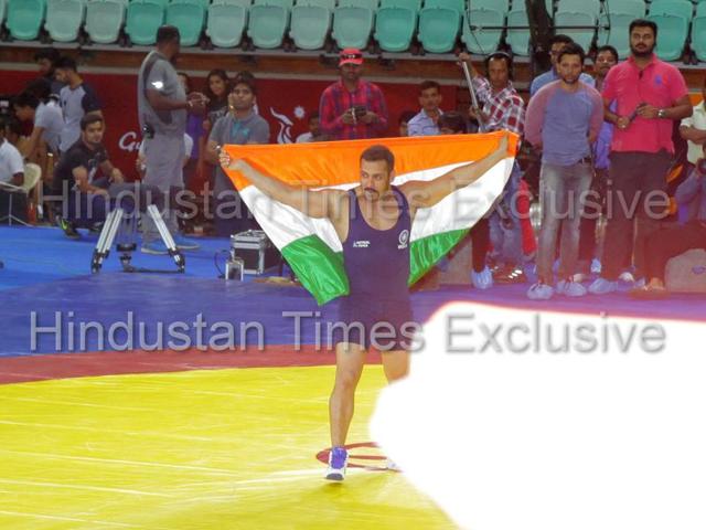 Bollywood actor Salman Khan spotted while shooting for his upcoming movie Sultan at Thyagaraj Sports Complex. (Waseem Gashroo/ Hindustan Times)