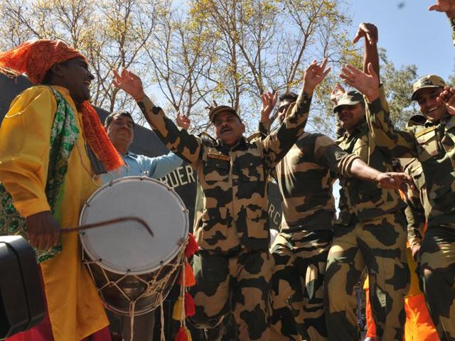 Border Security Force (BSF) personnel celebrating Baisakhi. (Nitin Kanotra/HT)