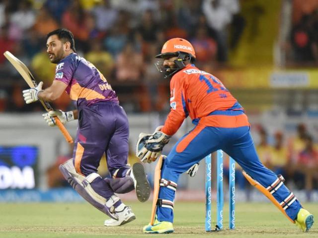 MS Dhoni’s late flourish yielded 20 off the last over, helping Pune to a competitive 163/5. (Pratham Gokhale/HT Photo) MS Dhoni’s late flourish yielded 20 off the last over, helping Pune to a competitive 163/5. (Pratham Gokhale/HT Photo)