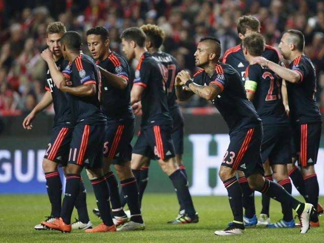 Bayern Munich's Arturo Vidal celebrates with teammates after scoring the first goal against Benfica. (REUTERS) Bayern Munich's Arturo Vidal celebrates with teammates after scoring the first goal against Benfica. (REUTERS)