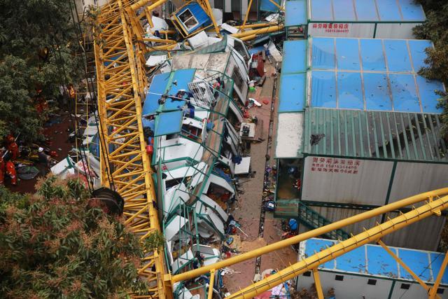 A huge crane which collapsed in high winds killed 18 people (AFP)