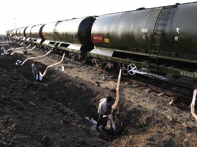 The 10-wagon ‘water train’ left from Miraj on Wednesday morning and took 10 hours to traverse a distance of around 350km to reach Latur.(PTI) The 10-wagon ‘water train’ left from Miraj on Wednesday morning and took 10 hours to traverse a distance of around 350km to reach Latur.(PTI)