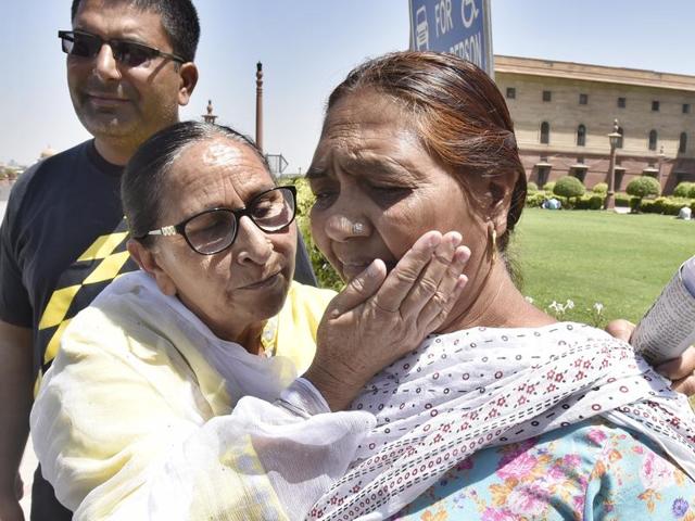 Jagir Kaur was accompanied by Dalbir Kaur, the elder sister of another Indian, Sarabjit Singh, who also died in the same Pakistani jail in 2013, allegedly after being beaten up by some Pakistani prisoners. (HT PHOTO) Jagir Kaur was accompanied by Dalbir Kaur, the elder sister of another Indian, Sarabjit Singh, who also died in the same Pakistani jail in 2013, allegedly after being beaten up by some Pakistani prisoners. (HT PHOTO)
