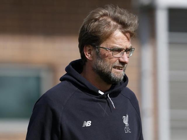 Liverpool manager Jurgen Klopp (L) talks to his players during training ahead of the Europa League second leg clash against Borussia Dortmund. (REUTERS) Liverpool manager Jurgen Klopp (L) talks to his players during training ahead of the Europa League second leg clash against Borussia Dortmund. (REUTERS)
