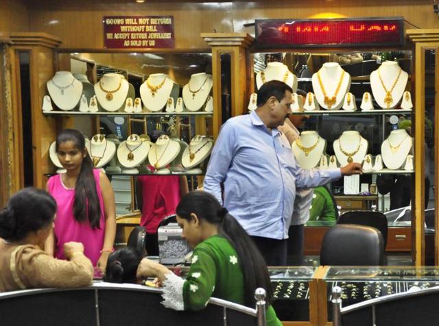 Customers were seen placing orders at various jewellery shops across the city on Wednesday.(Sikander Singh Chopra/HT) Customers were seen placing orders at various jewellery shops across the city on Wednesday.(Sikander Singh Chopra/HT)