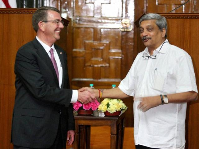 US secretary of defence Ashton Carter (L) and defence minister Manohar Parrikar tour the Indian Navy's flagship INS Vikramaditya, Karwar Naval Base, Karnataka, April 11, 2016 (AFP photo / Ministry of Defence) US secretary of defence Ashton Carter (L) and defence minister Manohar Parrikar tour the Indian Navy's flagship INS Vikramaditya, Karwar Naval Base, Karnataka, April 11, 2016 (AFP photo / Ministry of Defence)