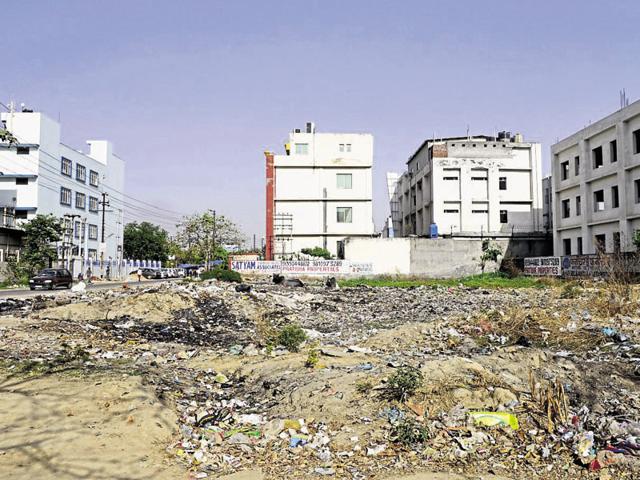The Noida authority has decided to go tough on plot owners as plots lying vacant for years prove to be an eyesore in residential sectors. (Sunil Ghosh/HT Photo) The Noida authority has decided to go tough on plot owners as plots lying vacant for years prove to be an eyesore in residential sectors. (Sunil Ghosh/HT Photo)