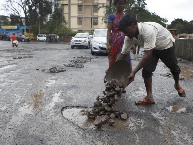 After mayor Snehal Ambekar, in a letter last year, demanded an inquiry into road contracts, 34 roads across the island city, western and eastern suburbs were inspected (HT File) After mayor Snehal Ambekar, in a letter last year, demanded an inquiry into road contracts, 34 roads across the island city, western and eastern suburbs were inspected (HT File)