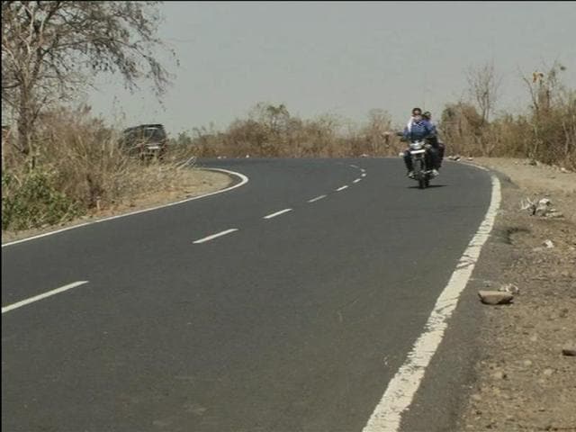 The sharp turn on NH-86 in MP’s Vidisha district where Veenu Paliwal died in a road accident on Monday evening.(HT photo)