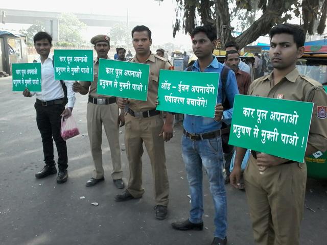 Civil defence volunteers display placards with messages for a pollution-free Delhi at a crossing. (Sakib Ali/HT Photo) Civil defence volunteers display placards with messages for a pollution-free Delhi at a crossing. (Sakib Ali/HT Photo)