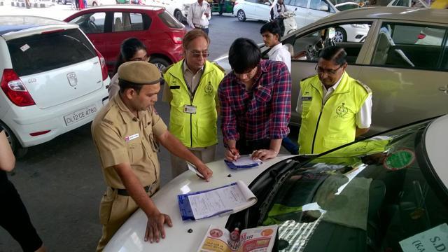 A traffic policeman fines the driver of a car bearing an even number place at Nehru Place in Delhi. (Sanchit Khanna/HT Photo) A traffic policeman fines the driver of a car bearing an even number place at Nehru Place in Delhi. (Sanchit Khanna/HT Photo)