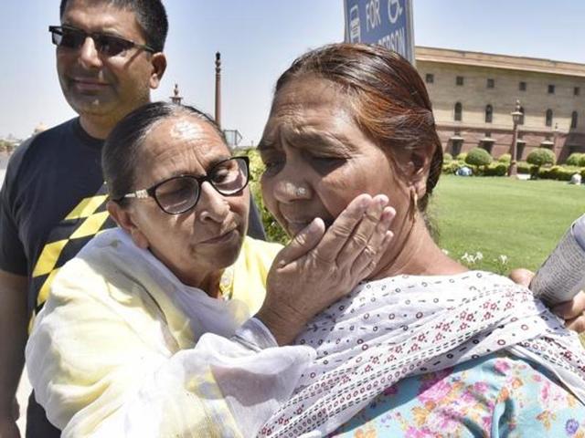 Jagir Kaur had on Thursday met Arvind Kejriwal in New Delhi. She was accompanied by Dalbir Kaur, the elder sister of another Indian, Sarabjit Singh, who also died in the same Pakistani jail in 2013, allegedly after being beaten up by some Pakistani prisoners.(HT File Photo)