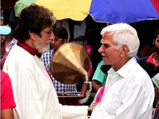 He also met a junior artist he had known since the time of his introduction into films. (Big B’s blog) 