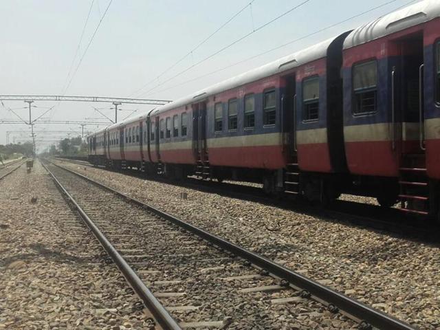 The Jalandhar-Udhampur train while it was halted at Kandrori in Kangra district of Himachal Pradesh following a bomb scare on Friday. (HT photo) The Jalandhar-Udhampur train while it was halted at Kandrori in Kangra district of Himachal Pradesh following a bomb scare on Friday. (HT photo)
