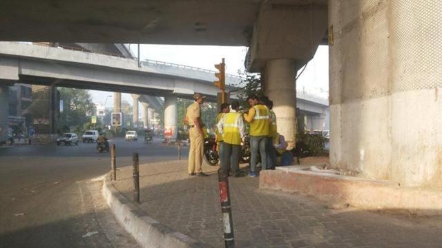 Volunteers are seen at a traffic signal in Preet Vihar on the first day of the second phase of Delhi government’s odd-even road rationing scheme. (Pratyush Ranjan/HT Photo) Volunteers are seen at a traffic signal in Preet Vihar on the first day of the second phase of Delhi government’s odd-even road rationing scheme. (Pratyush Ranjan/HT Photo)