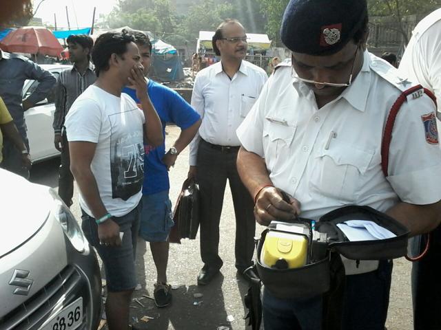 A traffic policeman fines the driver of a car bearing an even number place near Ghaziabad border. (Sakib Ali/HT Photo) A traffic policeman fines the driver of a car bearing an even number place near Ghaziabad border. (Sakib Ali/HT Photo)