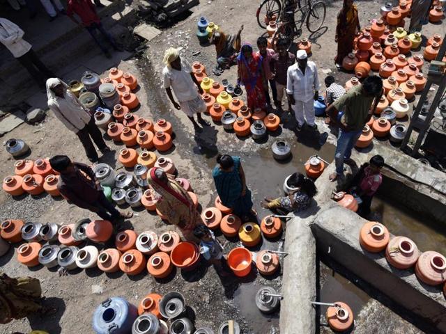 Residents queue up to fetch water from a borewell in Nagarsonga village of Latur district. (Anshuman Poyrekar/HT Photo)