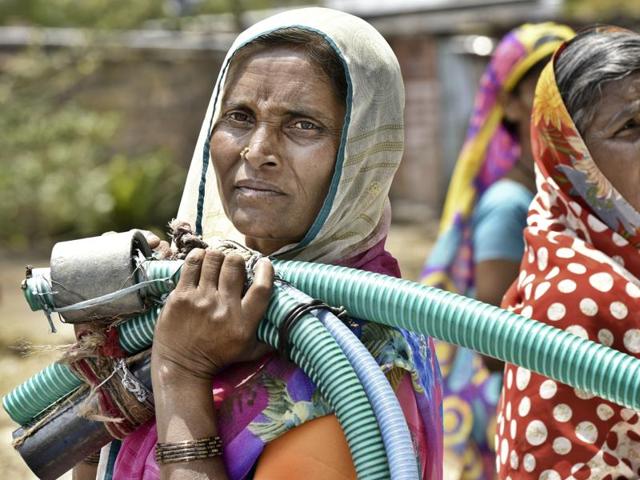 A woman waits for her turn to fetch water from a tanker in drought hit Latur district. (Anshuman Poyrekar/HT Photo)
