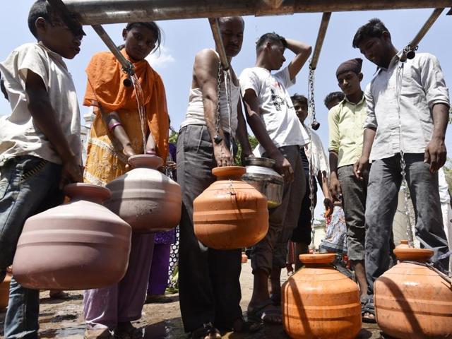Villagers of Karim Nagar in Latur district wait for their turn to get some potable water. (Anshuman Poyrekar/HT Photo)