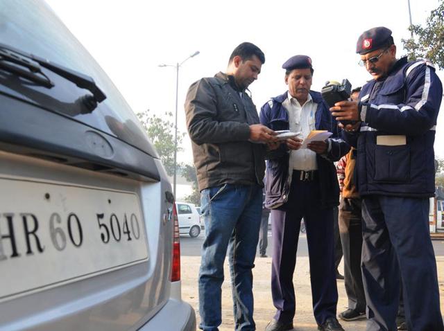 New Delhi, India- Jan 01, 2016 : Delhi Traffic Police charge challan to even numbers cars which were running roads today after the implementation of Odd -Even campaign at Dhaula Kuan in New Delhi on Friday, India January 01, 2016. ( Photo by S Burrmaula / Hindustan Times ) New Delhi, India- Jan 01, 2016 : Delhi Traffic Police charge challan to even numbers cars which were running roads today after the implementation of Odd -Even campaign at Dhaula Kuan in New Delhi on Friday, India January 01, 2016. ( Photo by S Burrmaula / Hindustan Times )