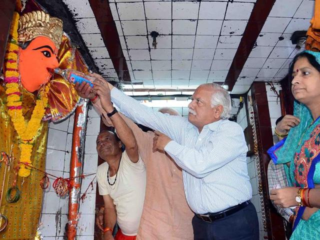 Collector Kavindra Kiyawat offering liquor puja to Mahamaya idol on the occasion of Maha Ashthmi in Ujjain on Thursday. (HT photo) Collector Kavindra Kiyawat offering liquor puja to Mahamaya idol on the occasion of Maha Ashthmi in Ujjain on Thursday. (HT photo)