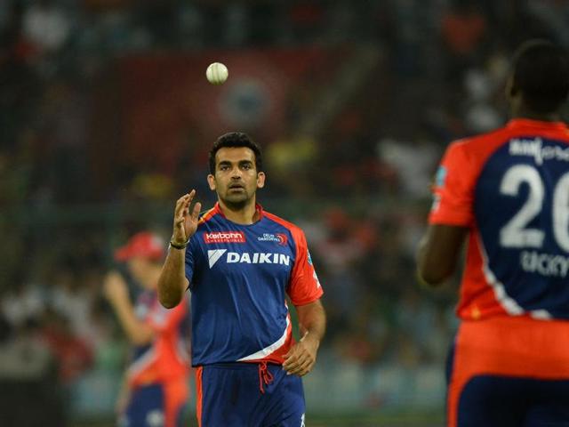 Delhi Daredevils captain Zaheer Khan(L) gets ready to bowl. (AFP)