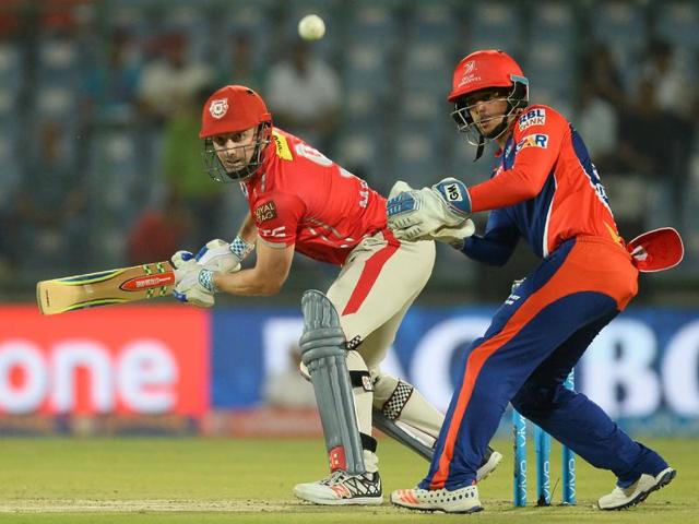 Shaun Marsh (L)plays a shot watched by Delhi wicketkeeper Quinton de Kock. (AFP)