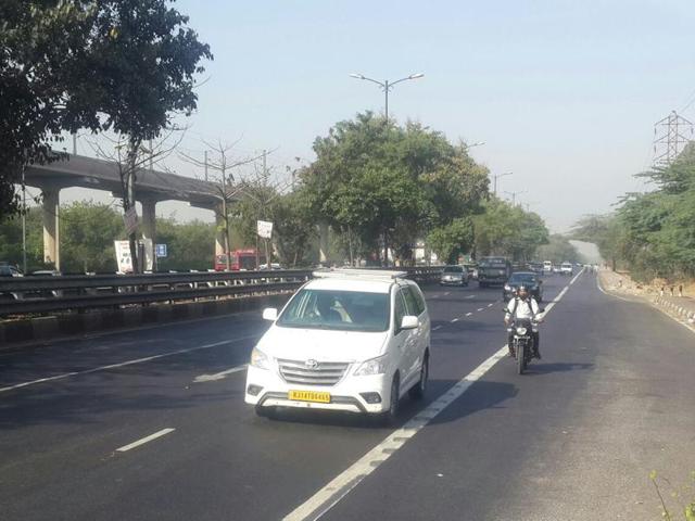 Motorists are seen driving past the Dhaula Kuan crossing on the first day of the second phase of the odd-even scheme. (Vipin Kumar/HT Photo) Motorists are seen driving past the Dhaula Kuan crossing on the first day of the second phase of the odd-even scheme. (Vipin Kumar/HT Photo)
