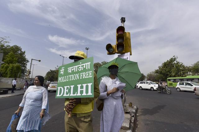 Volunteers are seen at the ITO Chowk in Delhi to promote the second phase of the odd-even scheme in Delhi. (Raj K Raj) Volunteers are seen at the ITO Chowk in Delhi to promote the second phase of the odd-even scheme in Delhi. (Raj K Raj)