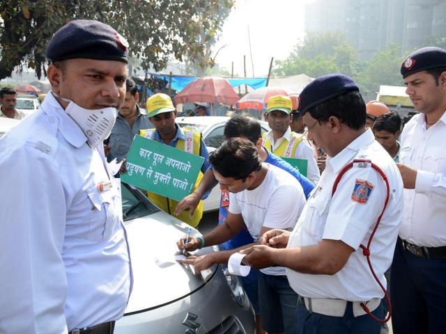 Commuters challaned by the traffic police at Delhi border. (Sakib Ali /Hindustan Times) Commuters challaned by the traffic police at Delhi border. (Sakib Ali /Hindustan Times)