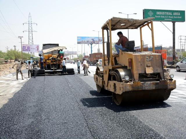The overall budget of the highways ministry has also seen a 31% rise in 2016-17, to Rs 57,976 crore from Rs 44,255 crore in 2015-16. (Sakib Ali /HT Photo)