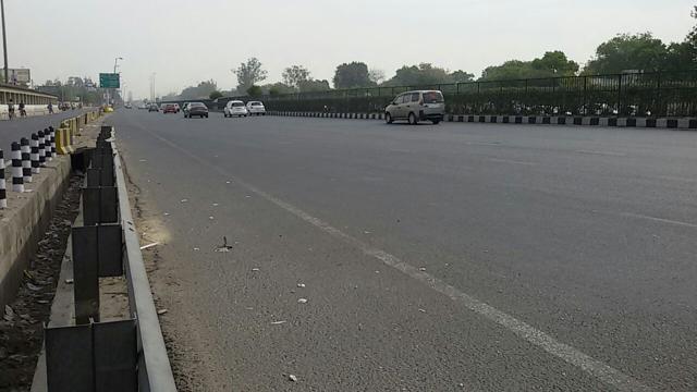 Fewer private cars are seen on the usually busy Delhi-Gurgaon border on the first day of the second phase of the odd-even scheme. (Parveen Kumar/HT Photo) Fewer private cars are seen on the usually busy Delhi-Gurgaon border on the first day of the second phase of the odd-even scheme. (Parveen Kumar/HT Photo)