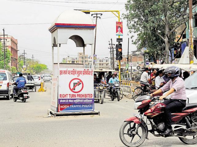 Udyog Marg was made one way on January 23 to curb traffic jams during peak hours as it is a widely used route. (Burhaan Kinu/HT Photo) Udyog Marg was made one way on January 23 to curb traffic jams during peak hours as it is a widely used route. (Burhaan Kinu/HT Photo)
