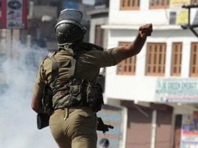 Police men patrol Srinagr following clashes between locals gunning for the army and the police on Wednesday. (Waseem Andrabi/ Hindustan Times) Police men patrol Srinagr following clashes between locals gunning for the army and the police on Wednesday. (Waseem Andrabi/ Hindustan Times)