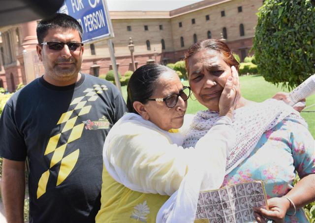 Family members of Kirpal Singh met Rajnath Singh in Delhi on Friday to express their concern over the gruesome treatment meted out to Indians languishing in Pakistani jails. Dalbir Kaur, the sister of Sarabjit Singh, accompanied them.(PTI)