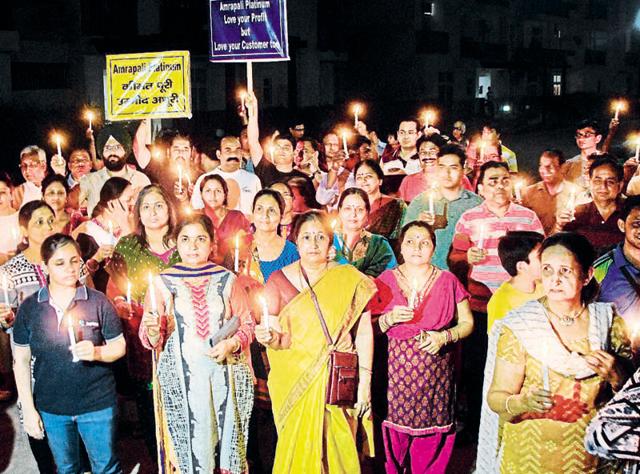 Around 300 residents held a candlelight march on Friday.(Ishwar Chand/HT)