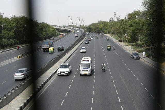 Traffic running smooth at Rao Tula marg near NH8 in Delhi on Friday morning (Sanjeev Verma/HT Photo) Traffic running smooth at Rao Tula marg near NH8 in Delhi on Friday morning (Sanjeev Verma/HT Photo)