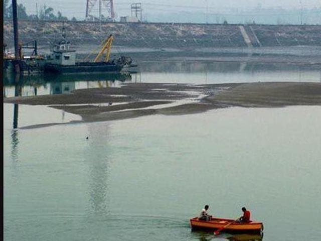 Four-to-five bodies are fished everyday by a team of divers doing this job for years now, searching the missing people for families. (HT File Photo) Four-to-five bodies are fished everyday by a team of divers doing this job for years now, searching the missing people for families. (HT File Photo)