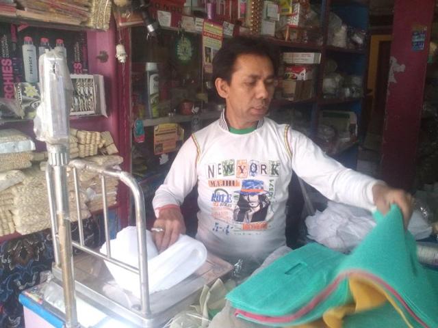 A plastic bags seller selling fabric bag to a customer. (HT Photo) A plastic bags seller selling fabric bag to a customer. (HT Photo)