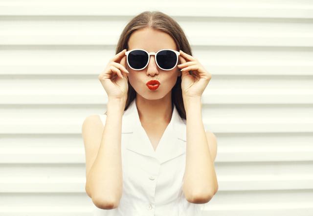 Putting on sunglasses with polarised lenses and UVA and UVB protection before stepping outside prevents the overactive thalamus from sending out pain signals. (Shutterstock) Putting on sunglasses with polarised lenses and UVA and UVB protection before stepping outside prevents the overactive thalamus from sending out pain signals. (Shutterstock)