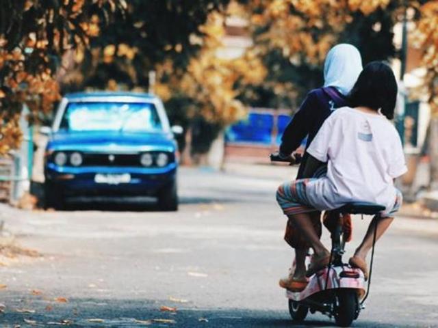 Two girls take a morning ride in Malang, Java. (Instagram/teewaadak)